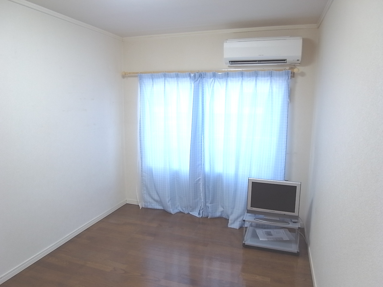 Living and room. Maebashi Higashikatakai cho Akkora Rent room Western-style room flooring 1