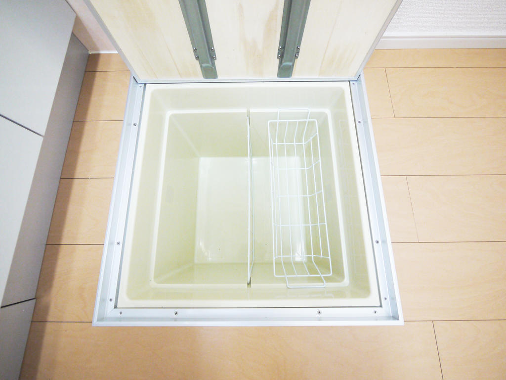 Kitchen. Underfloor Storage