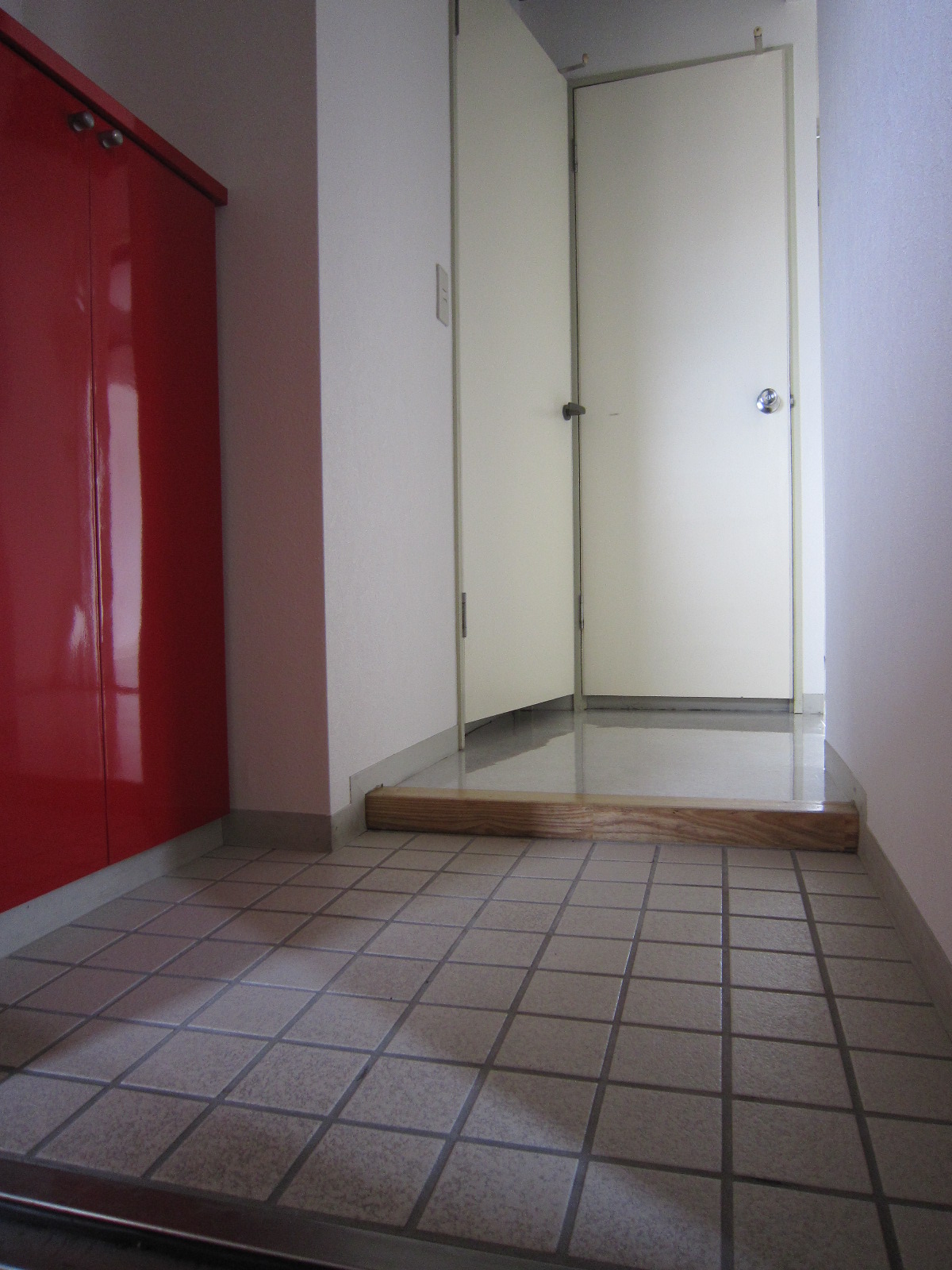 Entrance. Entrance hall: L-shaped ・ Line of sight prevention