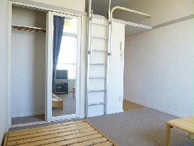 Living and room. Closet doors, It has become a mirror