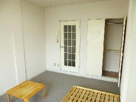 Living and room. Left and right reversal Yes. Equipment may vary depending on the room.