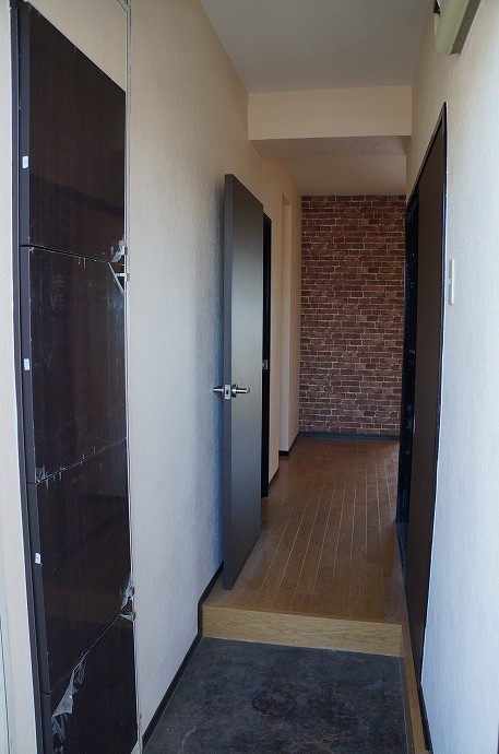 Entrance. Entrance around clean with a front door storage
