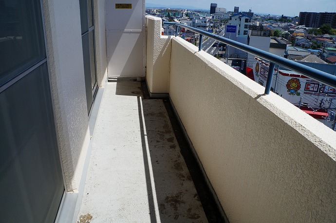 Balcony. Spacious balcony! The top floor is good view!