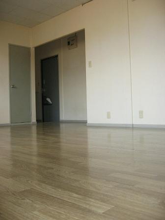 Living and room. LDK 13 Pledge door Right entrance ・ Left toilet