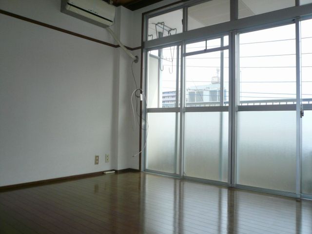 Living and room. This space is calm.