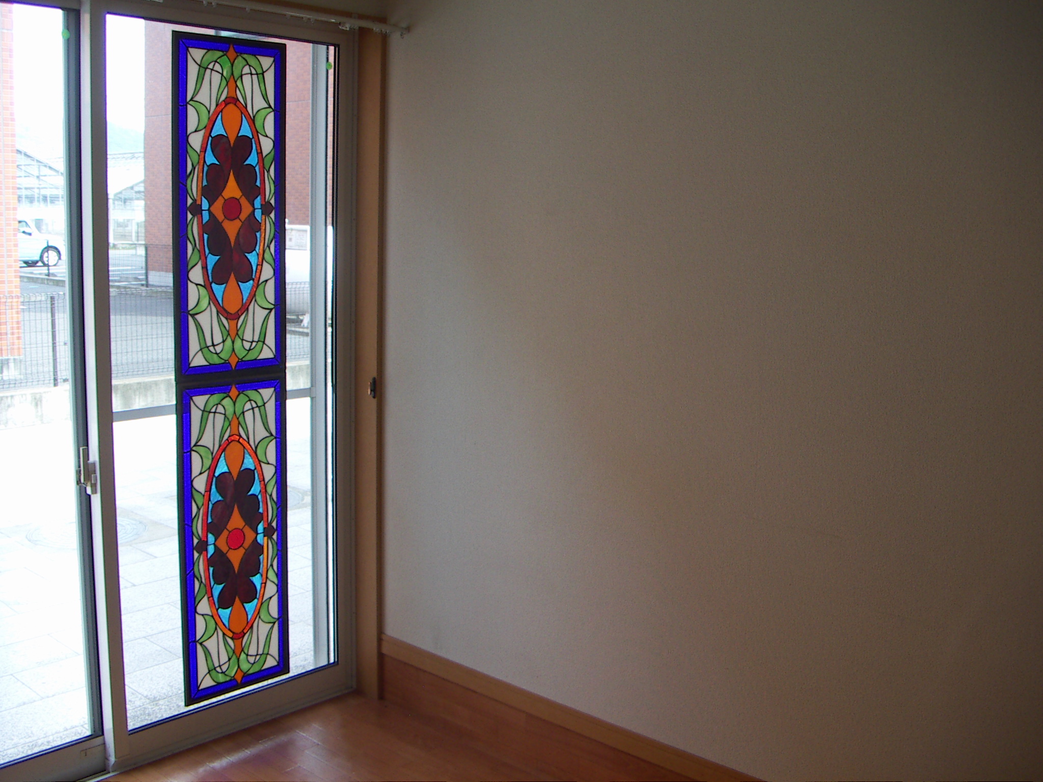 Living and room. Stained glass in the window glass ・  ・  ・ Surprised