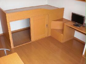 Living and room. It is the middle bed type. 