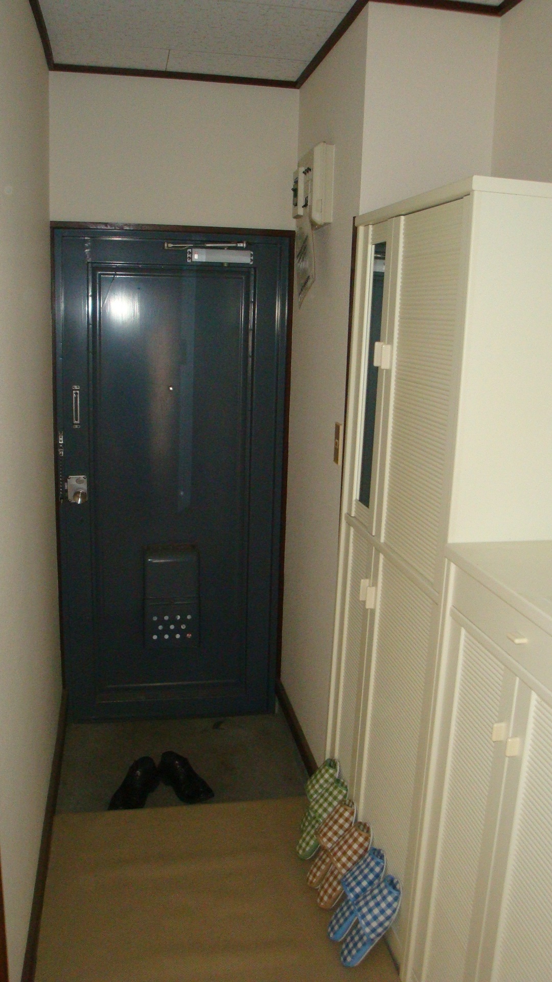 Entrance. I am surprised at the large capacity of the shoe box