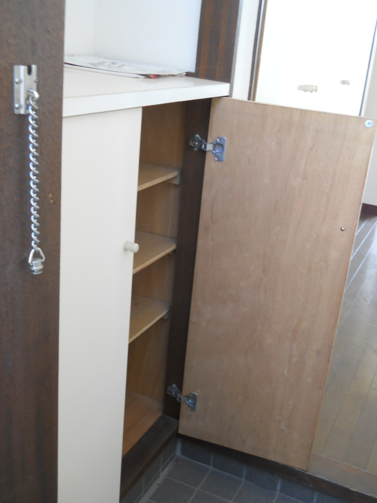 Entrance. There shoe box at the door. Above the small yard.