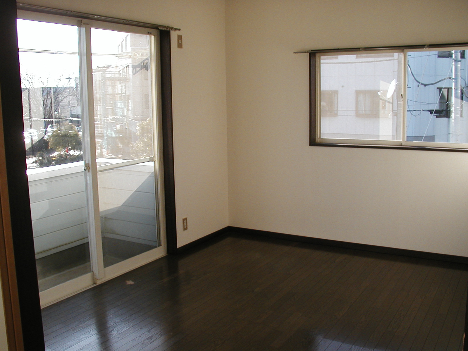 Living and room. Interoceanic 5 Pledge. In two directions it is bright because there is a window.