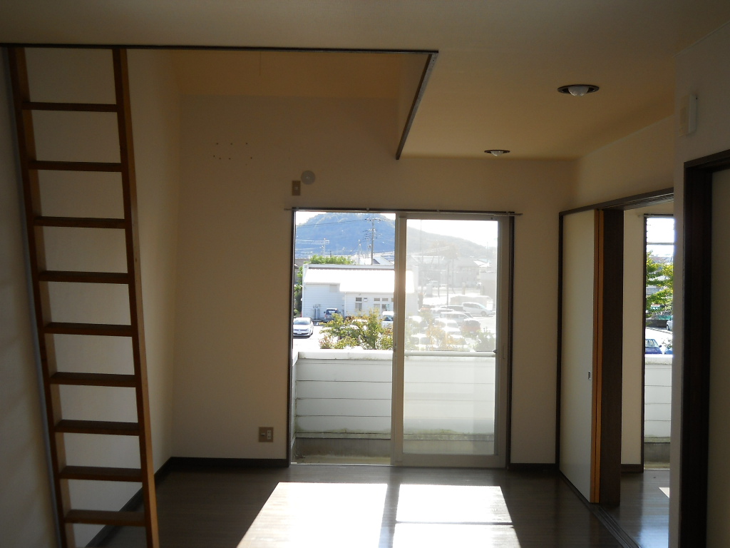 Living and room. The living room from the kitchen. Because there is a blow-you feel the room is wide