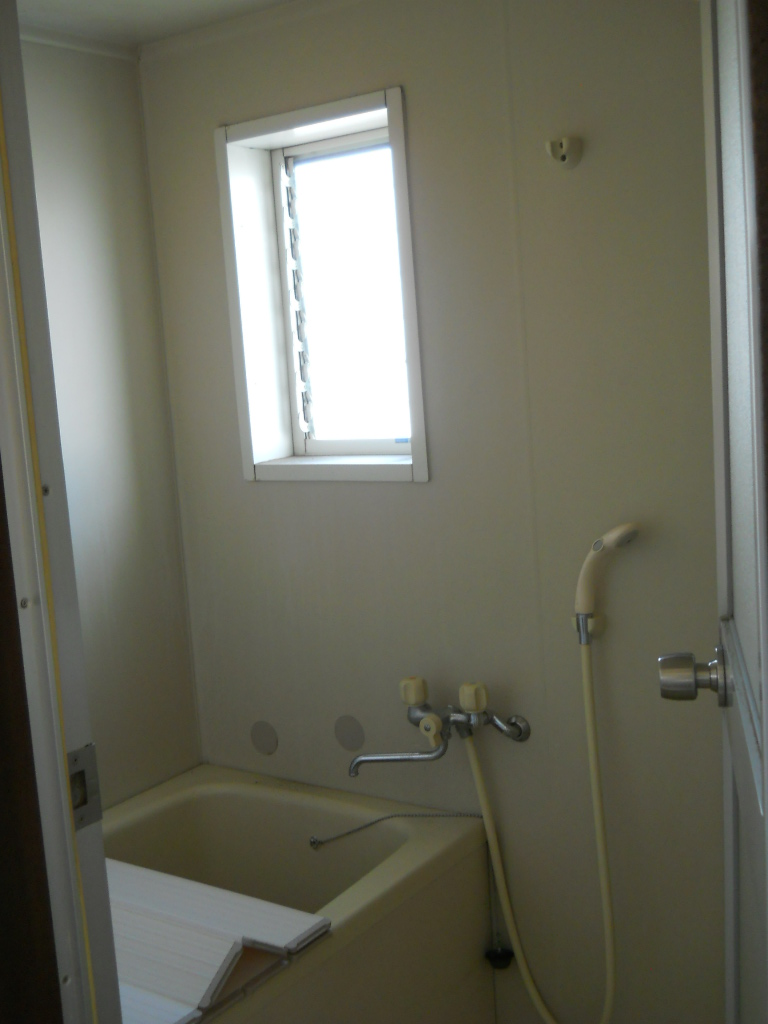 Bath. Window in bathroom. I am happy to be even ventilation.