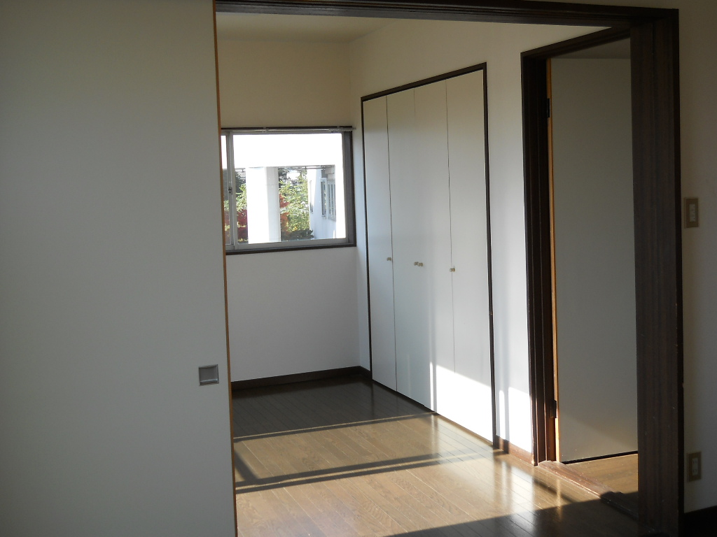 Living and room. Western-style room from LDK. Western-style room is convenient because it put also from LDK also from the hallway.