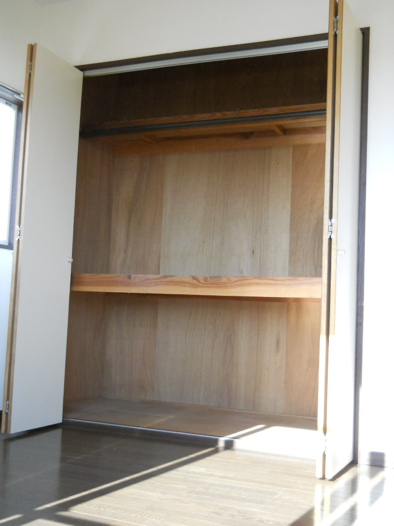 Receipt. Closet in the Western-style room.