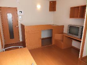 Living and room. Beds: will sleep comfortably also big ones ☆ Also wide enhancement under