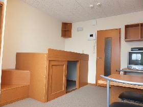 Living and room. It is the middle bed type. 