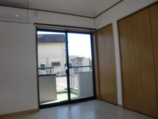 Living and room. Day good Western-style. And floor also are based on white, Bright atmosphere. 