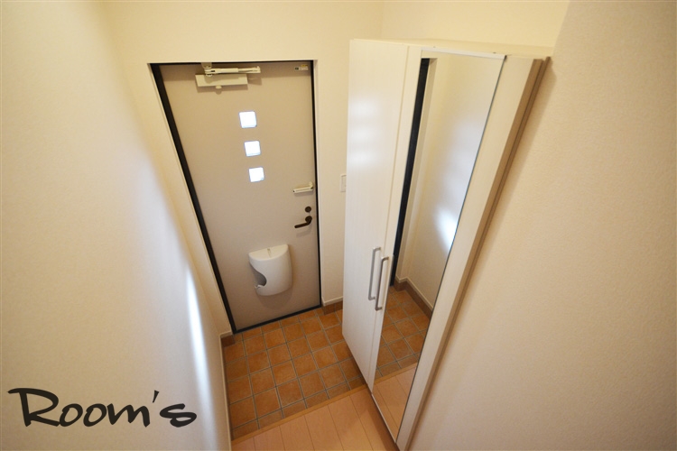 Entrance. There to the door shoe box ceiling. 