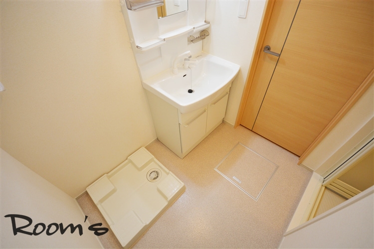 Washroom. Independent washroom. Shampoo dresser. 