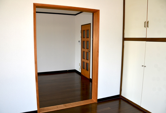 Other. It is a space that connects the in room