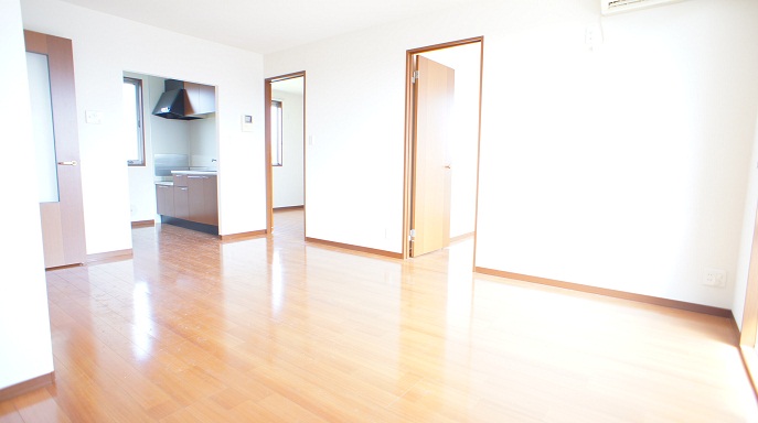 Living and room. Spacious flooring! ! 