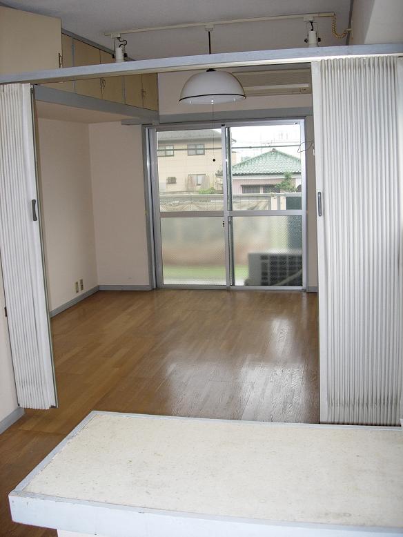 Living and room. Quite, Is beautiful. Quite, it could be good !