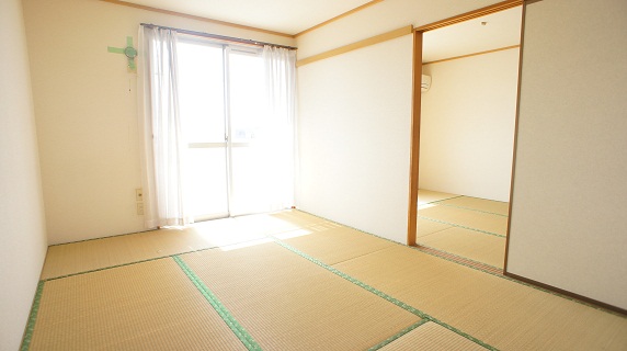 Living and room. Towa room sunny! !