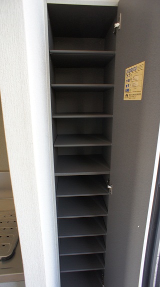 Entrance. Entrance storage