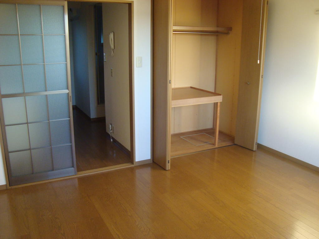 Living and room. Western-style flooring 8 pledge