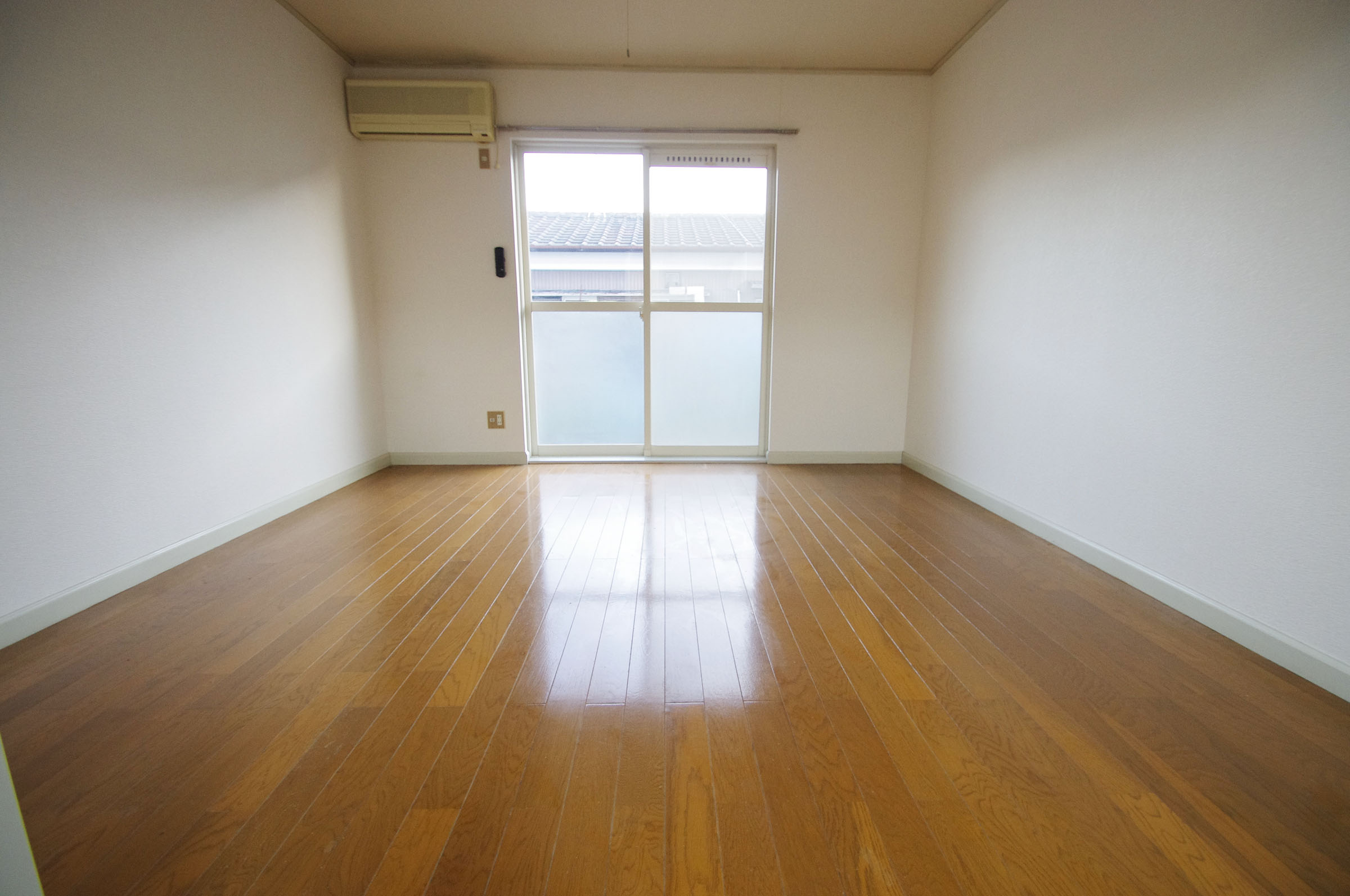 Living and room. Wall cross Zhang Kawasumi