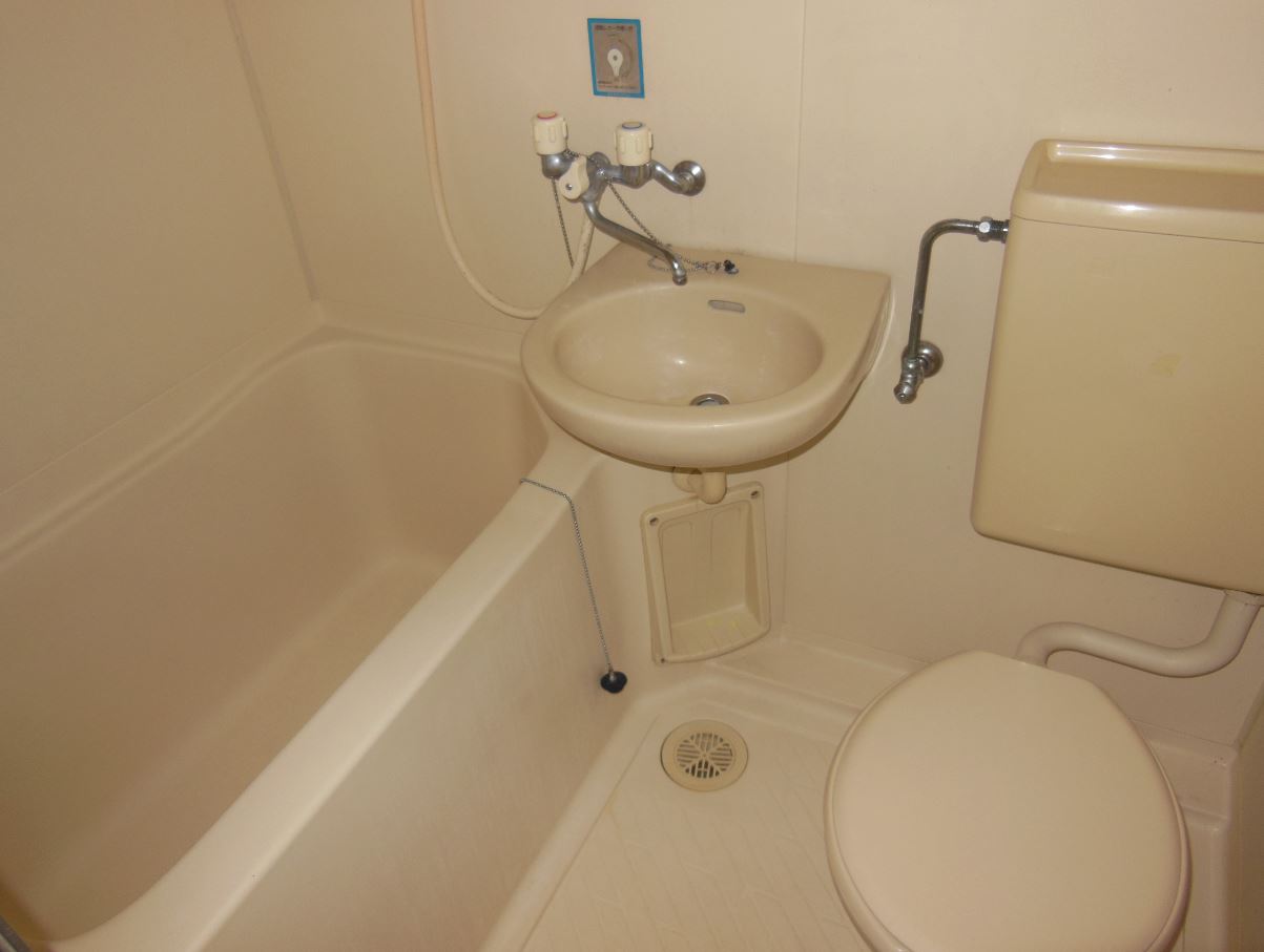 Bath. B-109 bus, toilet