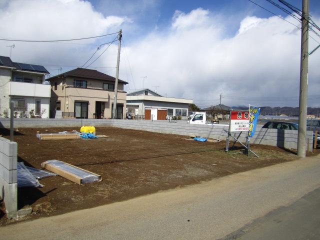 Local photos, including front road. Local (March 2012) shooting