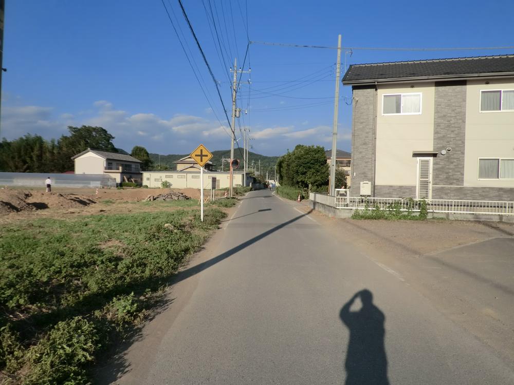 Local photos, including front road. Subdivision south road