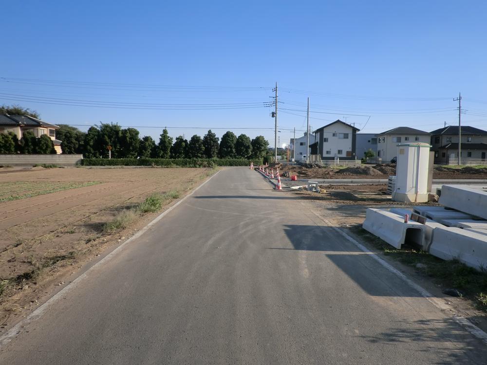Local photos, including front road. Subdivision east road