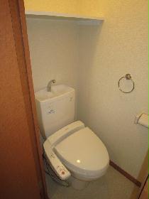 Toilet. Washlet Available / Storage shelves Yes