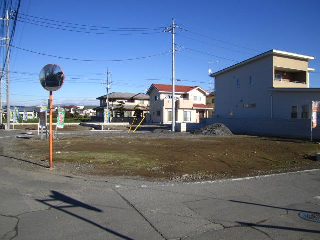 Local photos, including front road. Local (12 May 2011) Shooting