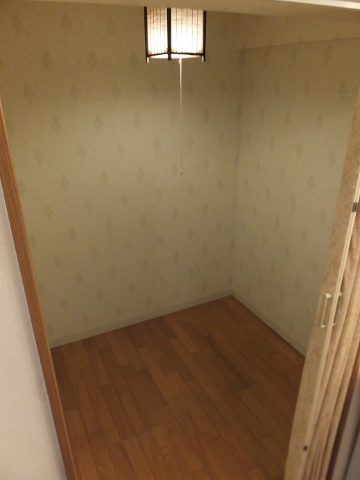 Receipt. Walk-in closet