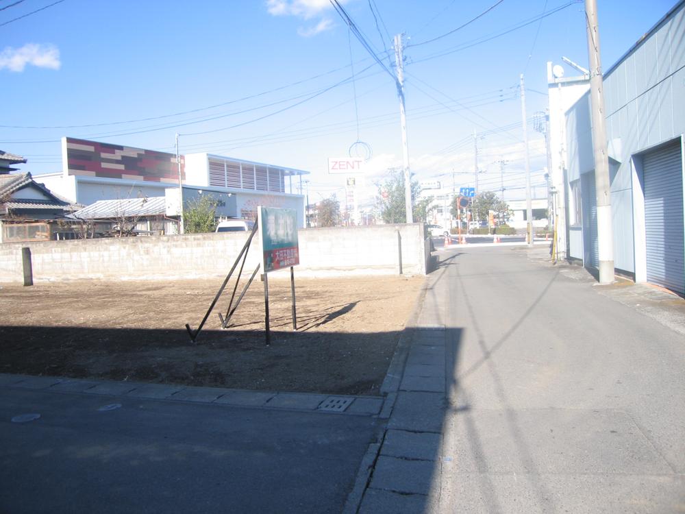 Local photos, including front road. Local (12 May 2013) Shooting Southeast corner lot