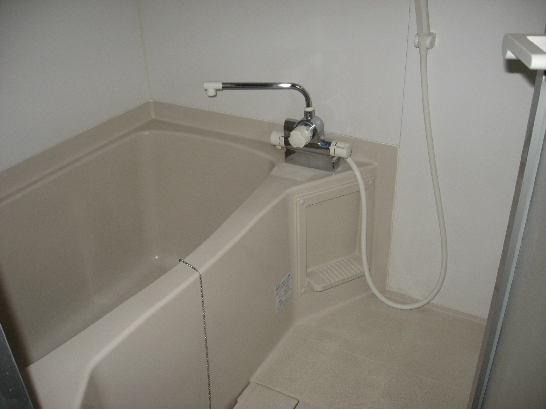 Bath. Automatic hot water beam