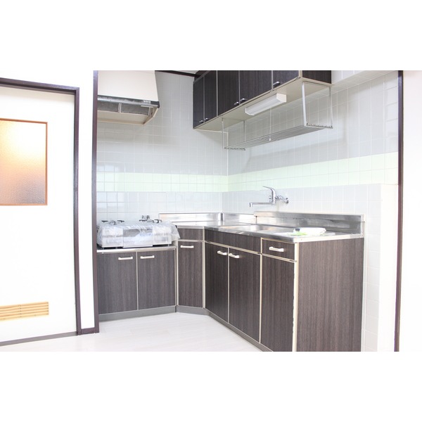 Kitchen. Spacious L-shaped kitchen