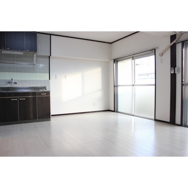 Living and room. Day on the south-facing ◎!