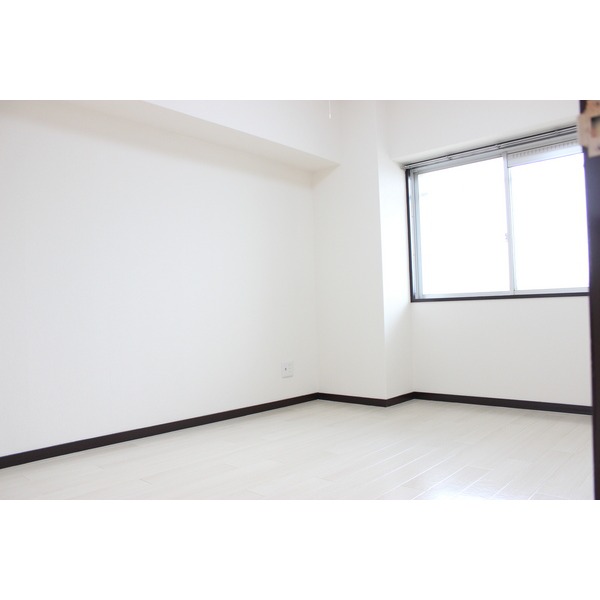 Other room space. North Western-style