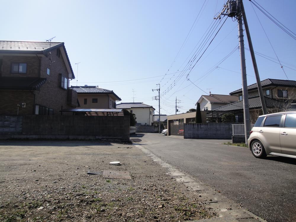 Local photos, including front road. Local (March 2012) shooting
