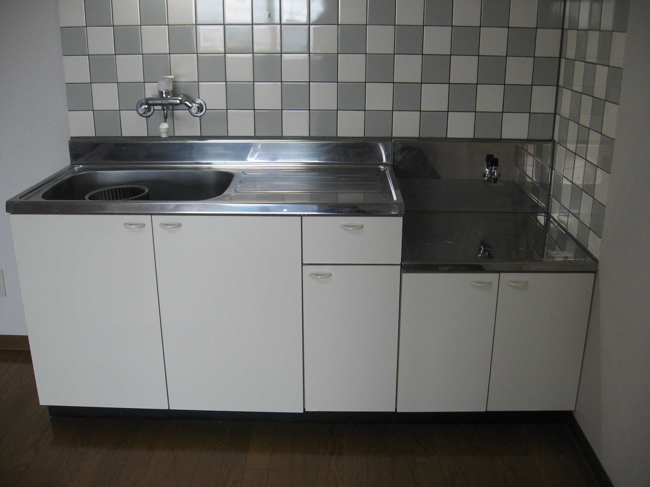 Kitchen. Gas stove, With hanging cupboard