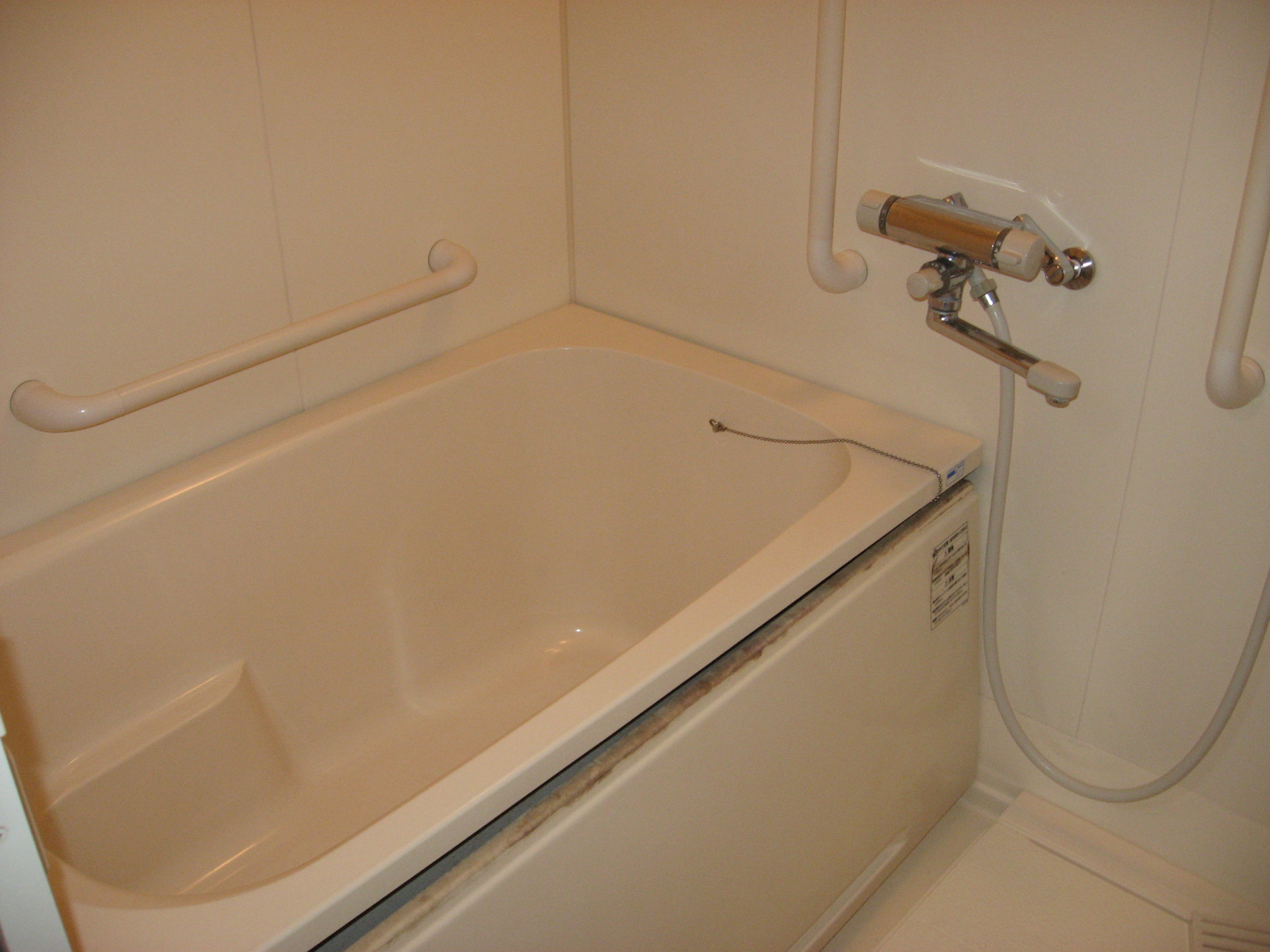 Bath. Automatic hot water beam