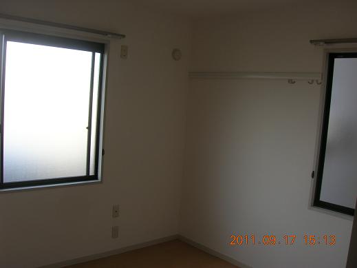 Other room space. It comes with a shutter shutters. 