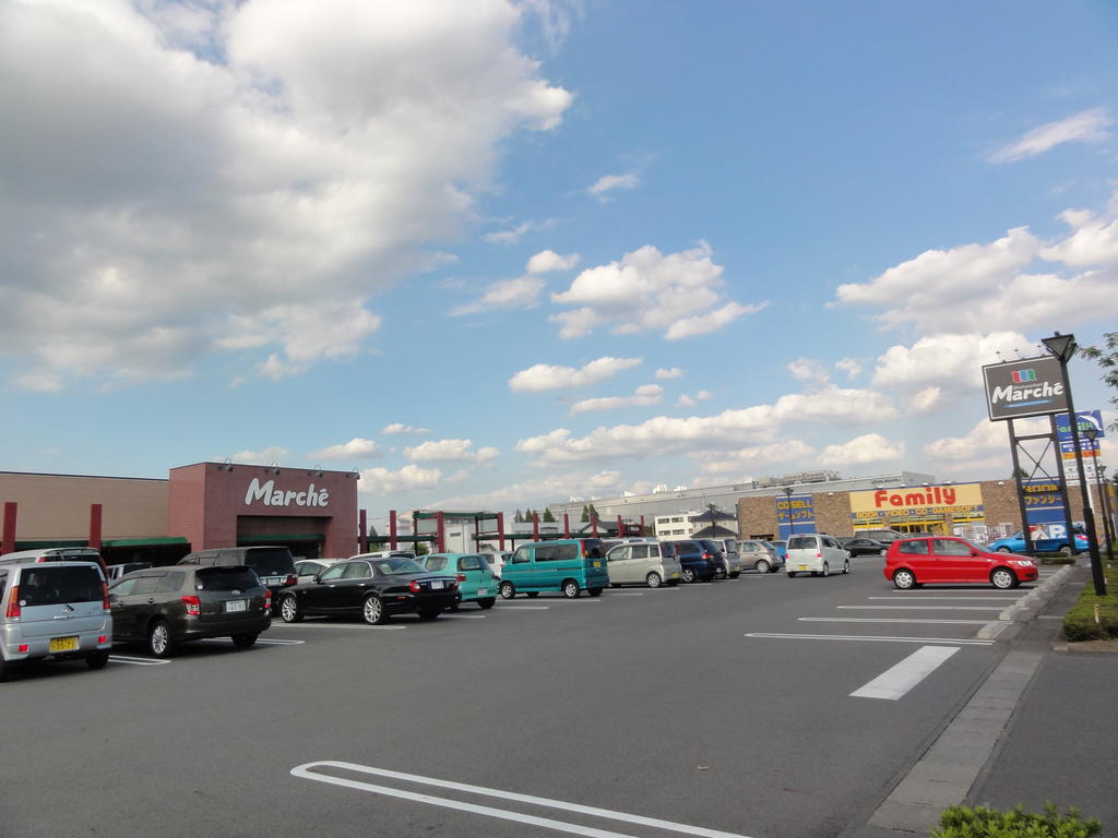 Supermarket. Shokuirodorikan Marche Shimohamada store up to (super) 611m