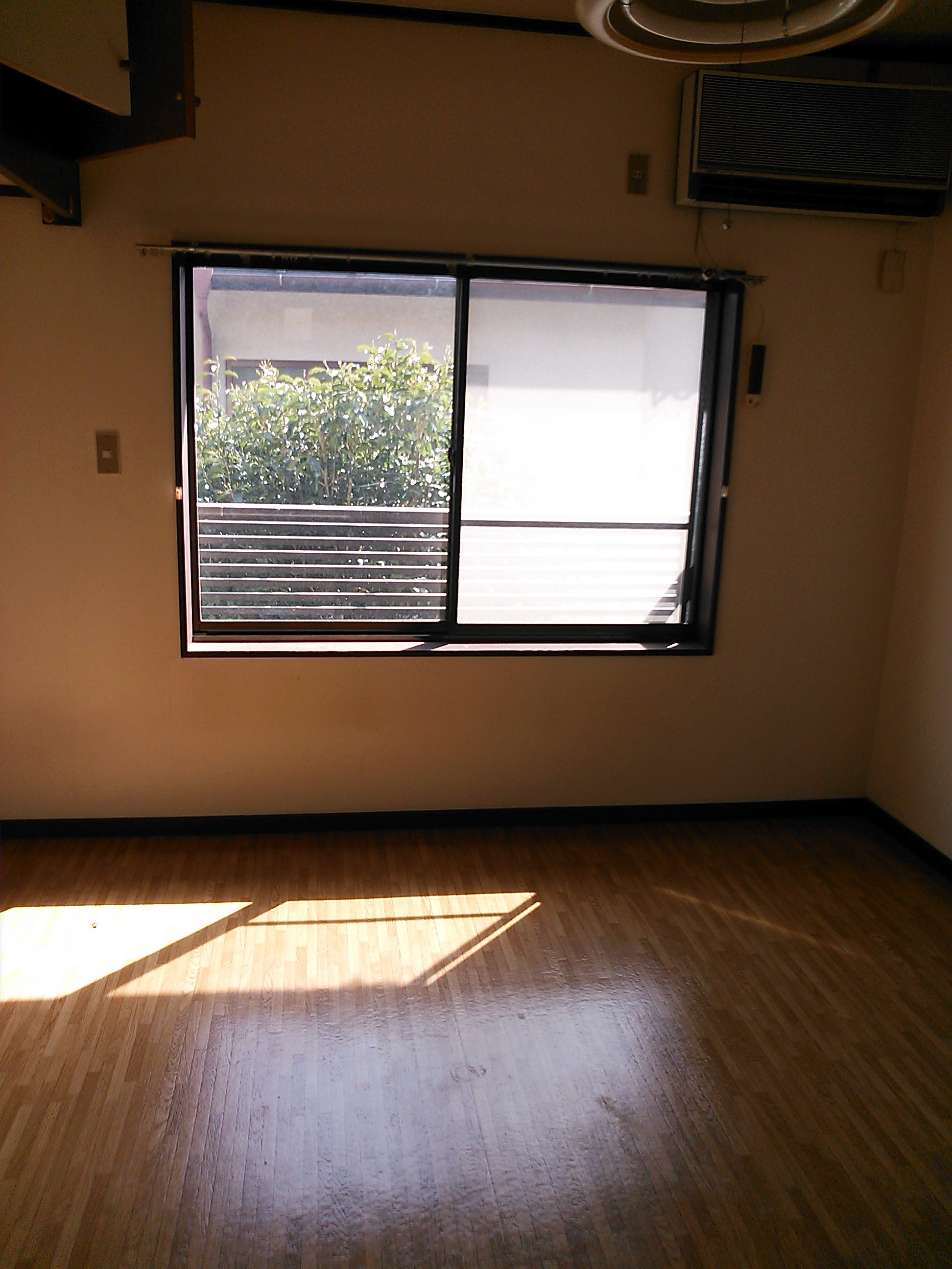 Living and room. It is bright because the south-facing a.
