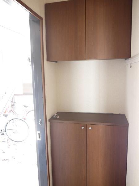 Entrance. Up and down There is a shoe box. 