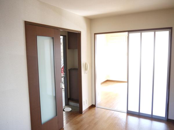 Kitchen. Looking at the living room from the kitchen, Sunlight plenty